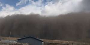 Fenomena Tsunami Pasir Hantam China, Matahari Sampai Tertutup