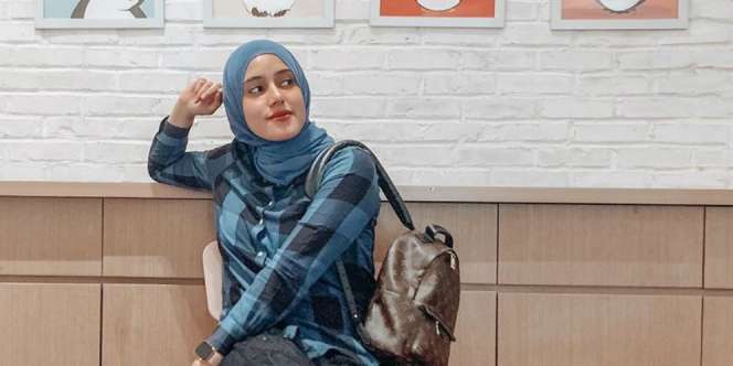 Mudah Ditiru, Gaya Outfit Monokrom Fairuz A Rafiq di Rumah