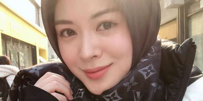 Padukan Hijab dan Topi 'Antivirus', Selebgram Ayana Moon Disorot