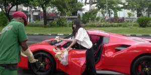Potret Shandy Purnamasari, Viral Cantolkan Kerupuk di Ferrari!