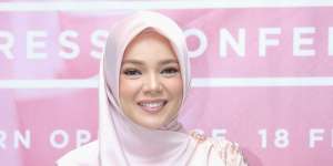 Potret Anggun Dewi Sandra Berbusana Couture Dress