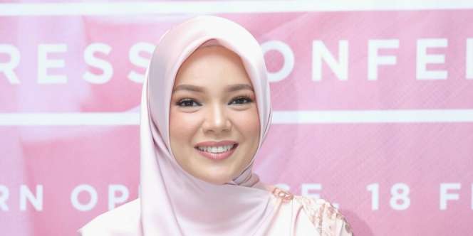 Potret Anggun Dewi Sandra Berbusana Couture Dress
