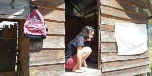 Khawatir Covid-19, Mahasiswi Sulbar Isolasi Diri di Gubuk Tengah Sawah