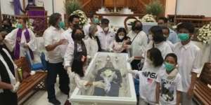 Haru, Momen Istri dan Anak Berada di Dekat Peti Glenn Fredly