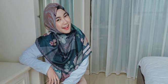 Tanpa Gamis Syar'i, Anisa Eks Cherrybelle Modis Bergaun Transparan