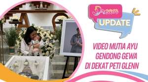 Momen Haru Istri Gendong Sang Anak di Dekat Peti Glenn Fredly