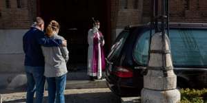 Pemakaman Drive Thru Korban Covid-19 di Madrid, Begini Caranya