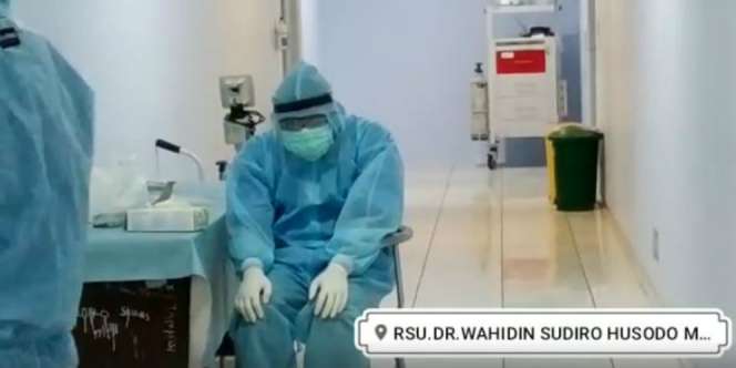 Video Tenaga Medis Tetap Sholat Pakai APD di Sela Tangani Pasien Covid-19