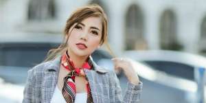 Karantina di Maluku, Bella Shofie Cetar Pakai Topi 'Antivirus'