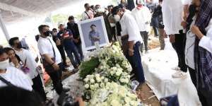 Terisak Pilu di Pusara Glenn Fredly