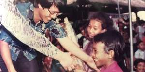 Foto Lawas Glenn Fredly Kecil Terima Hadiah dari Kak Seto 34 Tahun Silam
