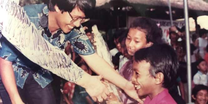 Foto Lawas Glenn Fredly Kecil Terima Hadiah dari Kak Seto 34 Tahun Silam
