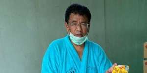 5 Penampilan Nyeleneh Hotman Paris Saat di Rumah Aja