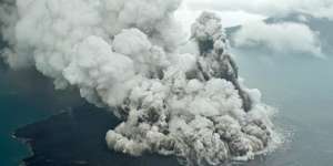 4 Gunung di Indonesia Meletus Bersamaan, Petanda Apa?