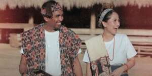 Momen Mesra Mutia Ayu Bareng Glenn Fredly Saat Maternity Shoot