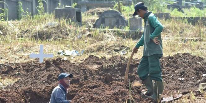 Kisah Para Penggali Kubur Makamkan Jenazah Pasien Covid-19