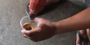 Tutorial ala Bapak-bapak Bikin Dalgona Coffee Pakai Bor, Hasilnya Ngagetin