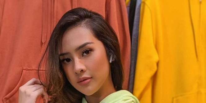 Viral Video Anya Geraldine Buang Muka Saat Rekaman Video Terdengar Azan
