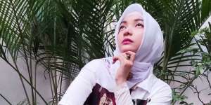 5 Potret Roro Fitria Berhijab Usai Hijrah, Adem Banget! 
