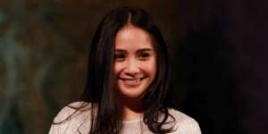 Cuma Diinjak, Sandal 'Plastik' Nagita Slavina Sampai Rp6 Juta