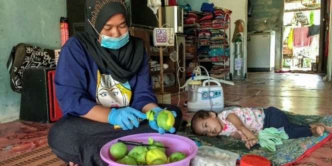 Suami Tak Bisa Kerja, Istri Jualan Acar Mangga Demi Biaya Berobat Anak