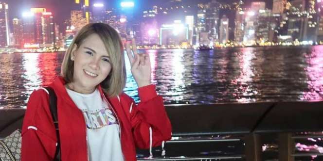 Evelyn Nada Anjani Pakai Hijab Dibantu Pria Ganteng, Kekasih Baru?