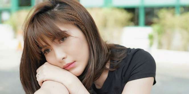 Dibilang Pecicilan, Lihat Aksi Angela Lee Berjemur di Atas Genteng