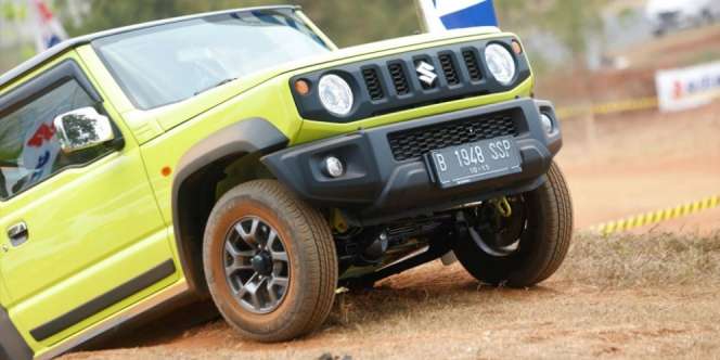 Salah Ambil Jalur Tol, Mobil Jimny Nekat Putar Balik di Jembatan