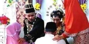 Pernikahan Ini Bikin Ngakak! Malah Orang Tua yang Sungkem ke Pengantin