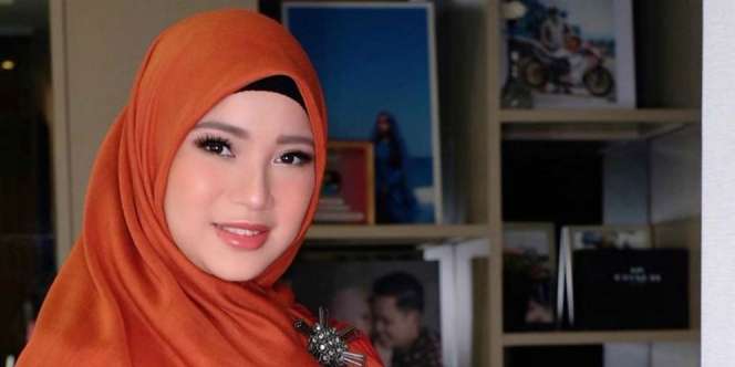 Baby Bump Makin Besar, Manisnya Chaca Frederica Berbalut Hoodie