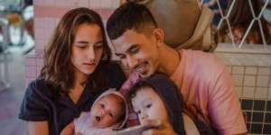 Dahlia Poland Hamil Anak Ketiga
