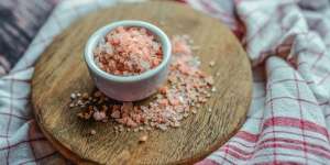 Masak Daging dan Ikan Pakai Pink Salt Bikin Rasanya Lebih Sedap?
