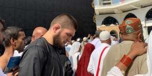 Saat Khabib Nurmagomedov Jadi Imam Sholat 2 Juara Dunia Gulat