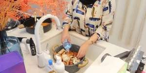 Rachel Vennya Cuci Kepiting Pakai Air Mineral Rp750 Ribu