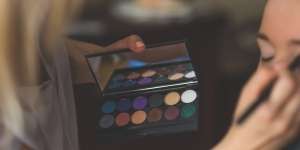 Makeup Rainbow Eyes, Bikin Mata Tampak Cerah dan Berani!