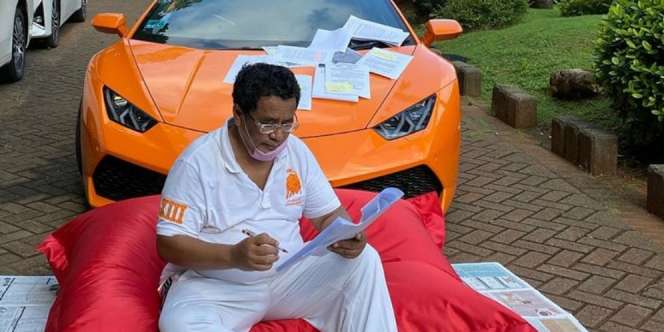 Berjemur Tanpa Baju, Tato Hotman Paris Jadi Sorotan