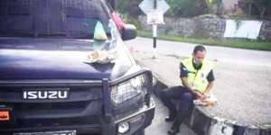 Jaga Selama Lockdown, Polisi Terpaksa Makan Nasi Bungkus di Bawah Terik Matahari