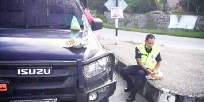 Jaga Selama Lockdown, Polisi Terpaksa Makan Nasi Bungkus di Bawah Terik Matahari