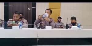 Video Kocak Polisi Lupa Lepas Masker Saat Minum