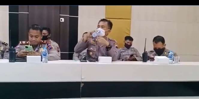 Video Kocak Polisi Lupa Lepas Masker Saat Minum