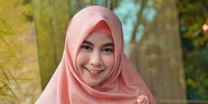 Gaya Anisa Rahma #PassTheBrush Challenge Bareng 'Cherrybelle'
