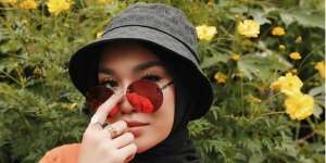 Nongkrong di Balkon, Medina Zein Padukan Bucket Hat dan Jumpsuit Stylish