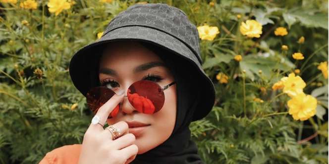 Nongkrong di Balkon, Medina Zein Padukan Bucket Hat dan Jumpsuit Stylish
