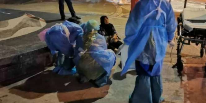 Polisi Bantu Ibu Melahirkan di Jalan Akibat Lockdown