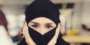 Berhijab Coklat, Wajah Safeea Ahmad Makin Mirip Mulan Jameela