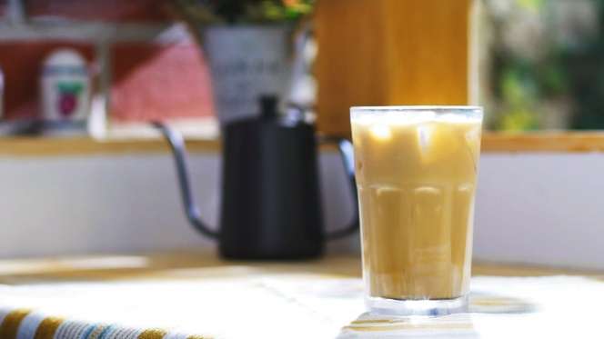 Biar Nggak Bosen Selama WFH, Yuk Cobain Bikin Es Kopi Susu Kekinian!