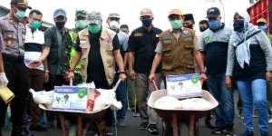 Rayu Warga Di Rumah Saja, Wali Kota Bengkulu Antar Sendiri Paket Sembako