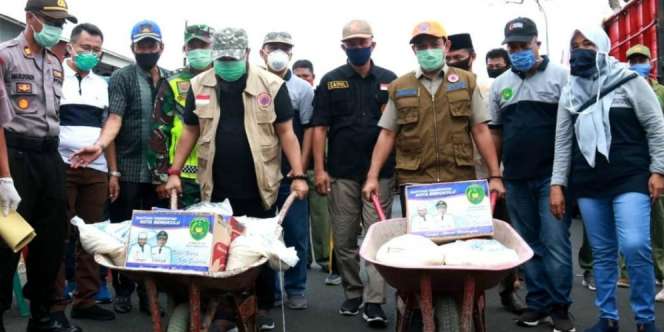 Rayu Warga Di Rumah Saja, Wali Kota Bengkulu Antar Sendiri Paket Sembako