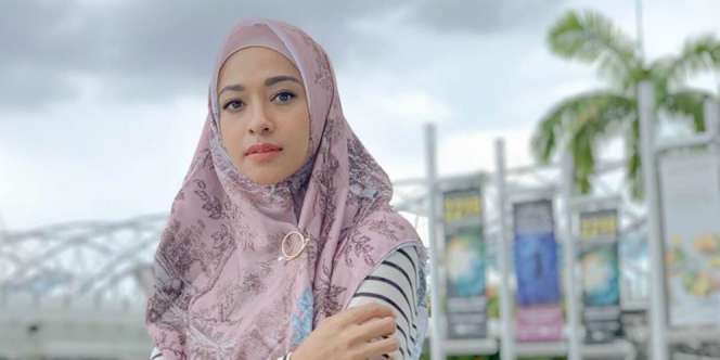 Poppy Bunga Tampil Beda Pakai Outfit Hijab Kasual