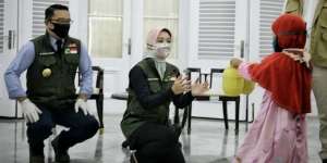 Bocah 7 Tahun Bawa Celengan ke Ridwan Kamil: Buat Beli Masker